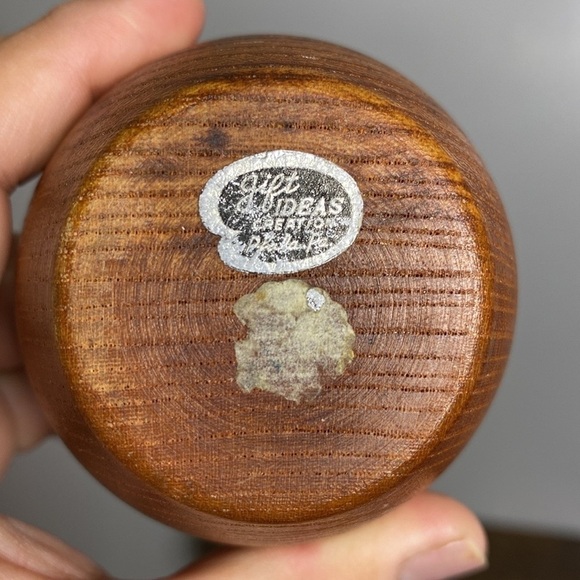 Vintage wooden Apple shakers pepper grinder and salt shaker - Picture 7 of 9